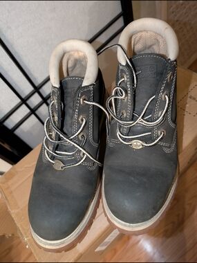 Timberland Black Boots with Padded Collar and Rugged Outsole